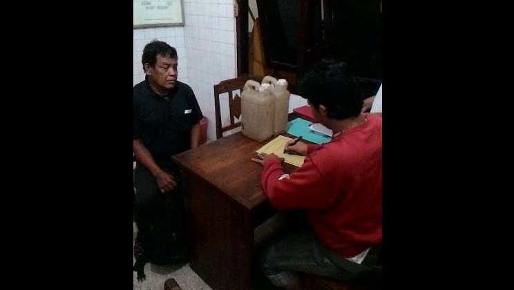 Tersangka (kiri) bersama barang bukti saat diperiksa. foto: zainal abidin/ BANGSAONLINE