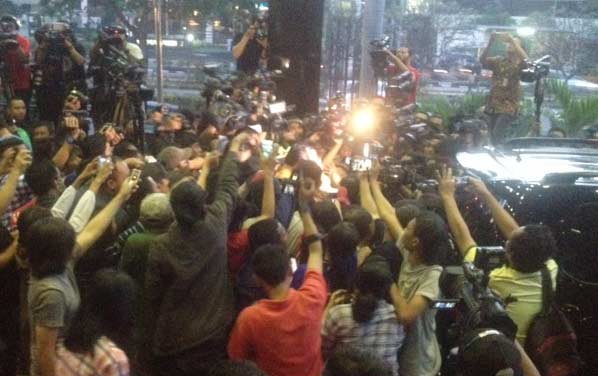Gubernur DKI Jakarta Ahok usai diperiksa KPK, Selasa (10/5) foto : rakisa/ BANGSAONLINE 
