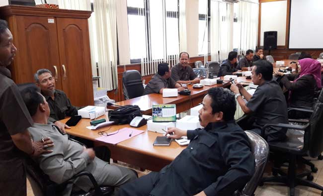 ATUR SCHEDULE: Pansus Kode Etik DPRD Gresik saat menggelar rapat kordinasi. foto: syuhud/ BANGSAONLINE