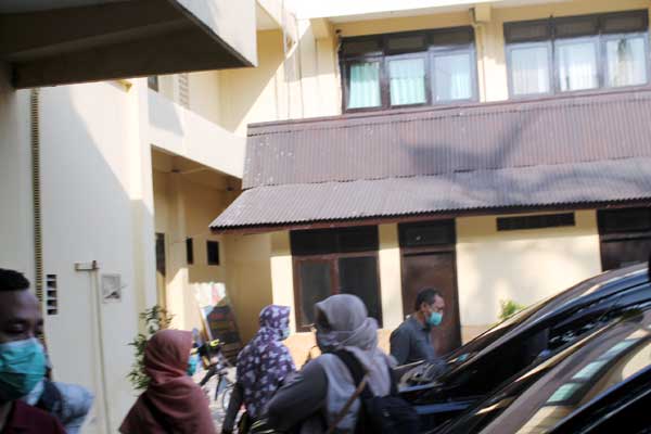 Hariyanto menutup muka saat dibawa masuk ke mobil oleh tim Penyidik KPK. foto: BAMBANG/ BANGSAONLINE