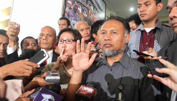 Wakil Ketua nonaktif KPK, Bambang Widjojanto dihadang sejumlah awak media di Mabes Polri, Jakarta, 24 Februari 2015. Kedatangan Bambang Widjojanto untuk penuhi panggilan penyidik Tindak Pidana Ekonomi dan Khusus Bareskrim Polri. Tempo/Dian Triyuli Handoko