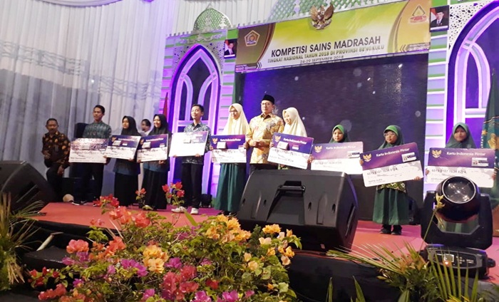 Menag Lukman Hakim saat foto bersama para juara. Foto: ist