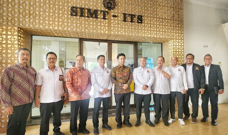 Pengurus PII bersama Wagub Jatim Emil Elestianto Dardak saat hadir di seminar Nasional dan Konvensi Wilayah Peran Strategis Supply Chain dan Logistik dalam Meningkatkan Produktivitas Nasional  di SIMT ITS Surabaya. foto: ist.
