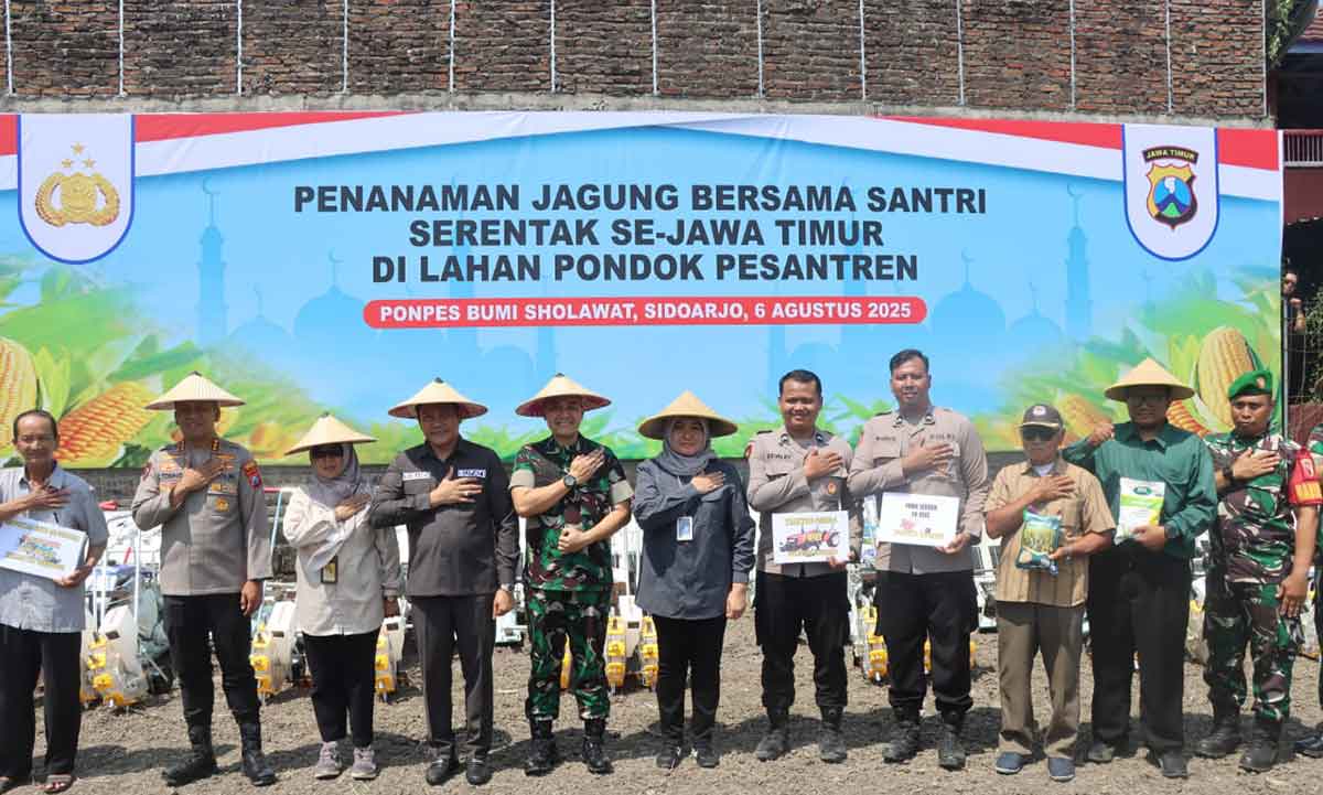 Forkopimda Sidoarjo Tanam Jagung Serentak di Ponpes Bumi Sholawat