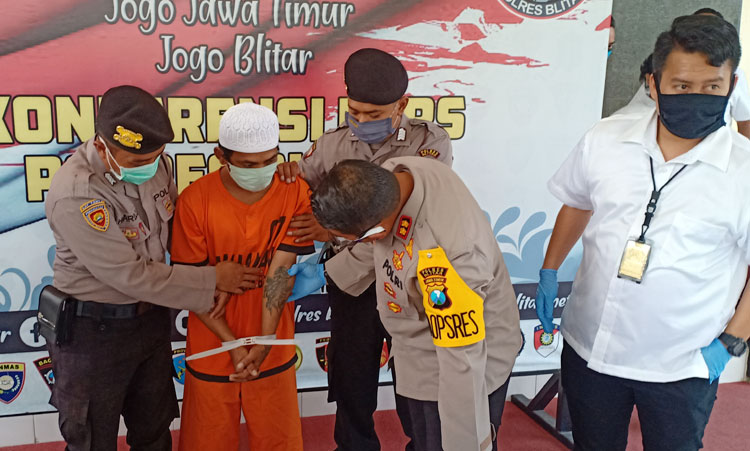 Tersangka saat ditanya tentang tato di tangannya oleh Kapolres Blitar AKBP Ahmad Fanani Eko Prasetya.
