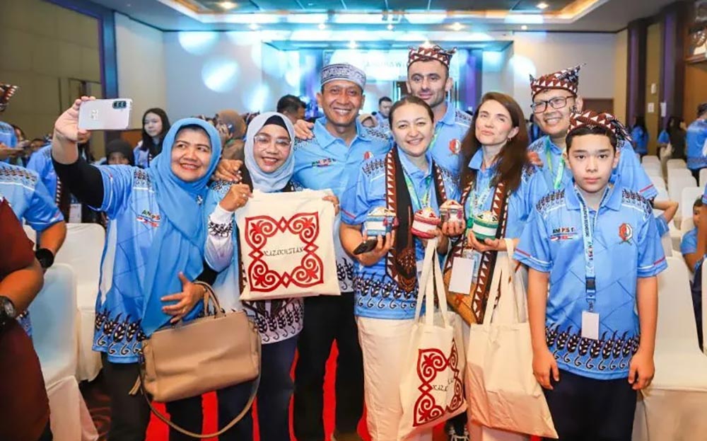 Bupati Setyo Wahono bersama perwakilan peserta Olimpiade sains dan matematika tingkat Asia di Bojonegoro.