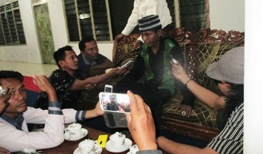 Mahdi menceritakan proses penculikan yang menimpa dia hingga diselamatkan tim Densus 88. (Faisal/BANGSAONLINE)