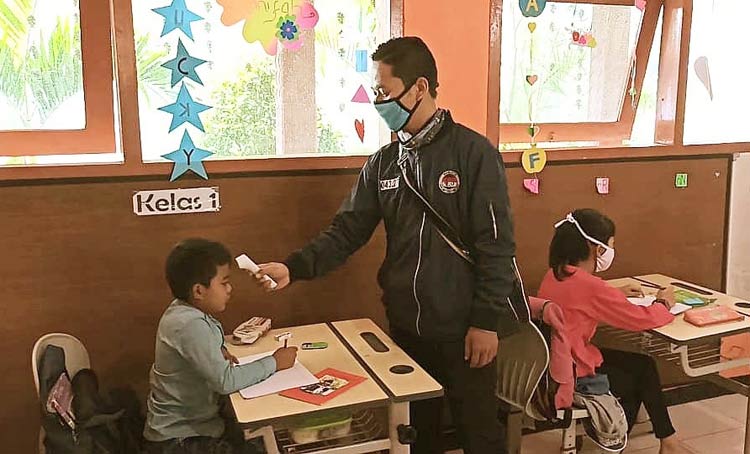 Selama KBM, anak didik maupun guru menerapkan protokol kesehatan.