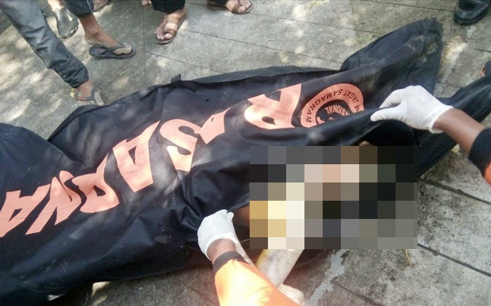 Mayat wanita tanpa identitas dan tanpa busana usai dievakuasi petugas. 