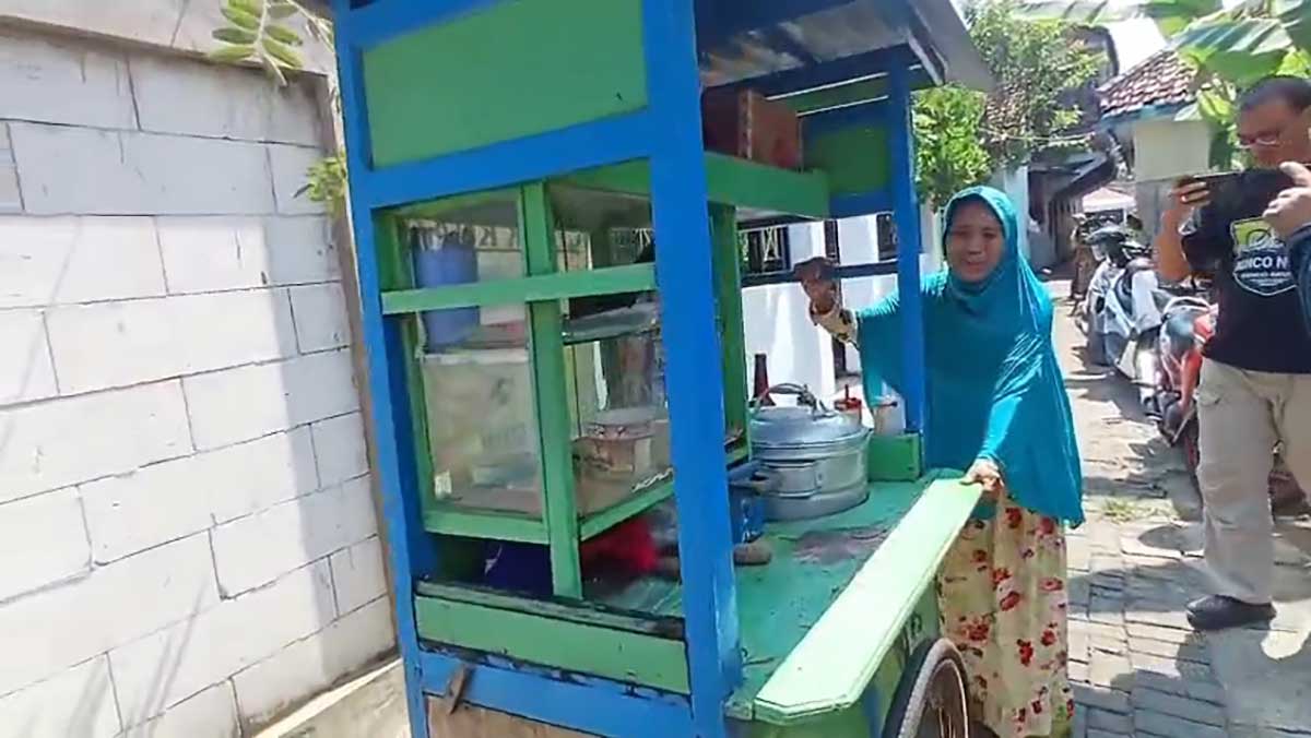 Mislicha, penjual cilok keliling dari Kota Pasuruan.