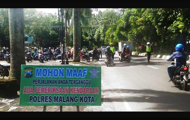 Puluhan petugas Satlantas Polres Malang Kota bersama petugas UPT Dispenda Jawa Timur menggelar razia di Jl Raya Langsep Malang, Kamis (23/02). 