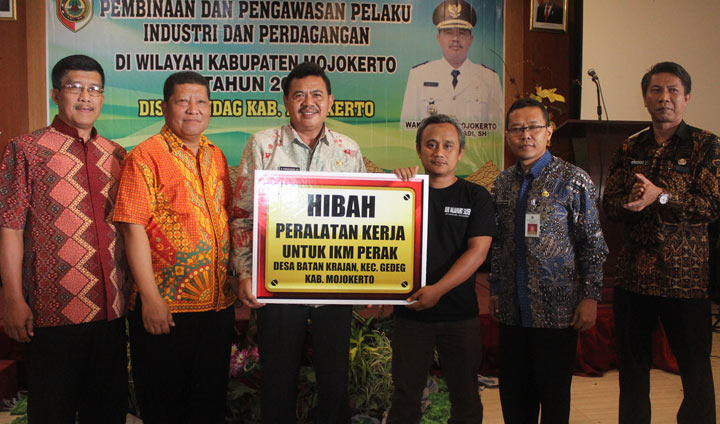 Wabup Pungkasiadi ketika membuka pembinaan dan pengawasan pelaku usaha industri dan perdagangan di Hotel Ayana Trawas. 