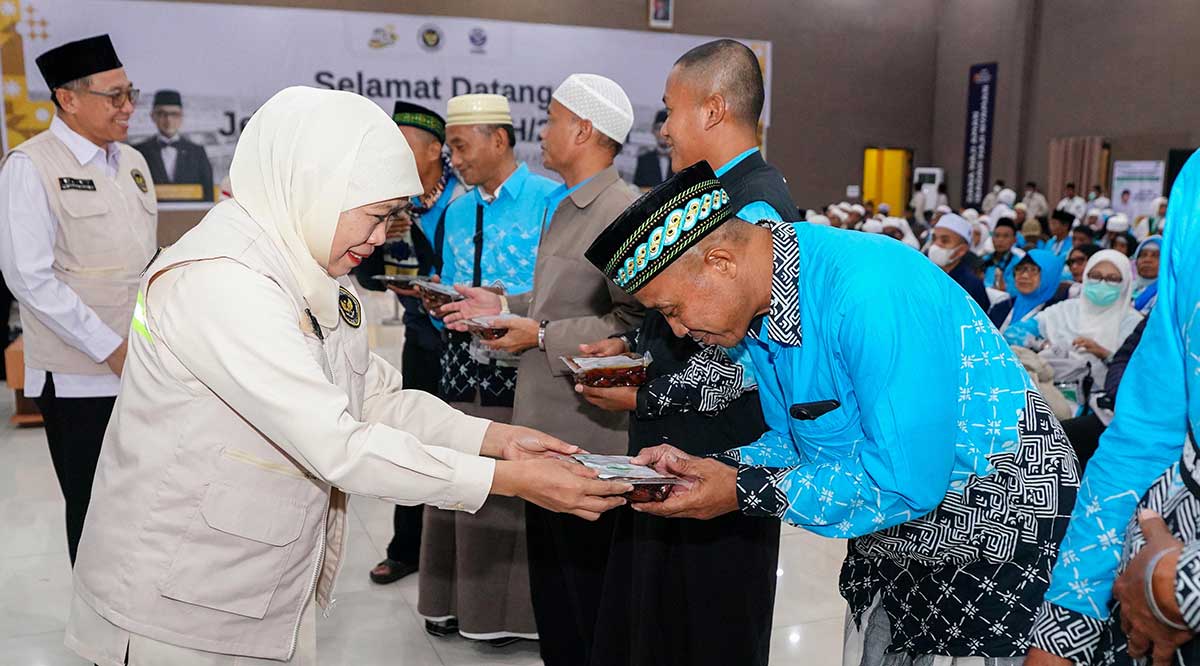 Gubernur Khofifah ketika menyambut kepulangan kloter pertama jemaah haji dari Jawa Timur.