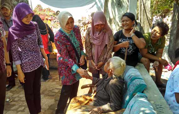 Haryanti saat menyapa warga di wilayah Desa Jati Kecamatan Tarokan Kabupaten Kediri dan juga melihat pengrajin wayang kardus. foto: arif kurniawan/BANGSAONLINE