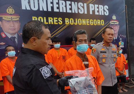 ersangka S (70) warga Kapas Bojonegoro saat dibeber di depan wartawan.