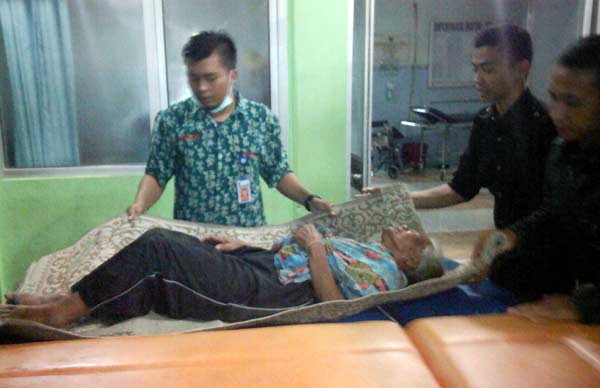 Marsiyem saat dievakuasi ke RSUD Nganjuk menggunakan mobil amblance. foto: HB