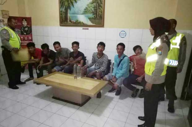 7 Pemuda yang kedapatan pesta miras diamankan di Mapolsek Gayungan.