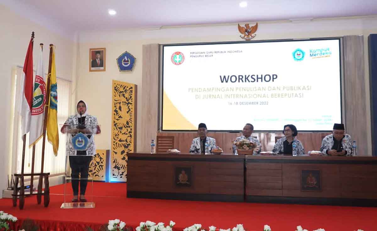 Workshop Pendampingan Penulisan Publikasi Jurnal Bereputasi yang berlangsung di Unirow Tuban.
