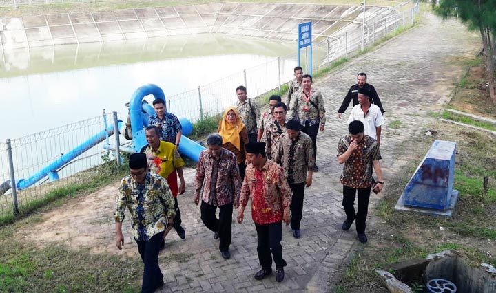 Rombongan Komisi V DPR RI saat meninjau Embung Samiran di Kecamatan Proppo.