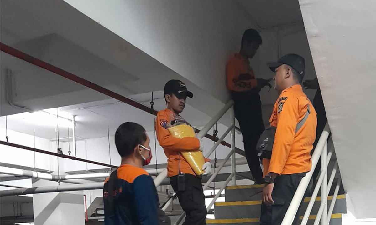 Olah TKP perempuan bunuh diri di Surabaya.