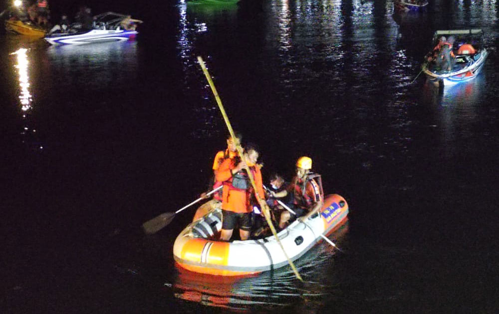 Proses evakuasi sopir speed boat di Telaga Sarangan, Sabtu (6/2) malam. foto: ANTON/ BANGSAONLINE