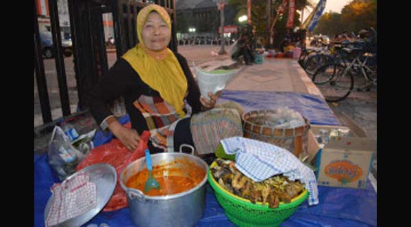 Salah satu pedagang nasi boran di depan Lamongan Plasa. foto: pesonajawatimur
