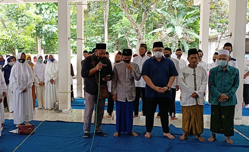 Cabup Kediri Hanindhito Himawan Pramana (bediri nomor 3 dari kanan) saat mengikuti deklarasi dukungan di Ponpes Hidayatul Muta