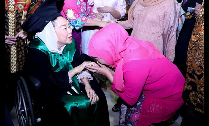 Khofifah Indar Parawansa Gubernur Jatim memberikan ucapan selamat kepada Dra Sinta Nuriyah Abdurrahman Wahid, M.Hum usai Penganugerahan Doktor Honoris Causa(H.C) dari Universitas Islam Sunan Kalijaga Yogyakarta. foto: ist