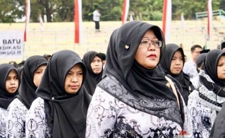 Guru Tidak Tetap (GTT) Pemkot Batu saat mengikuti upacara di Stadion Gelora Brantas.