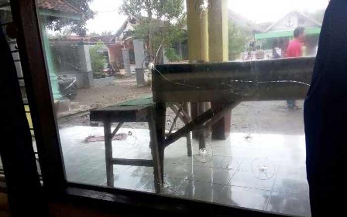 Rumah Nasikan (59) yang jadi sasaran penembakan. Tampak sejumlah lubang bekas peluru di kaca.