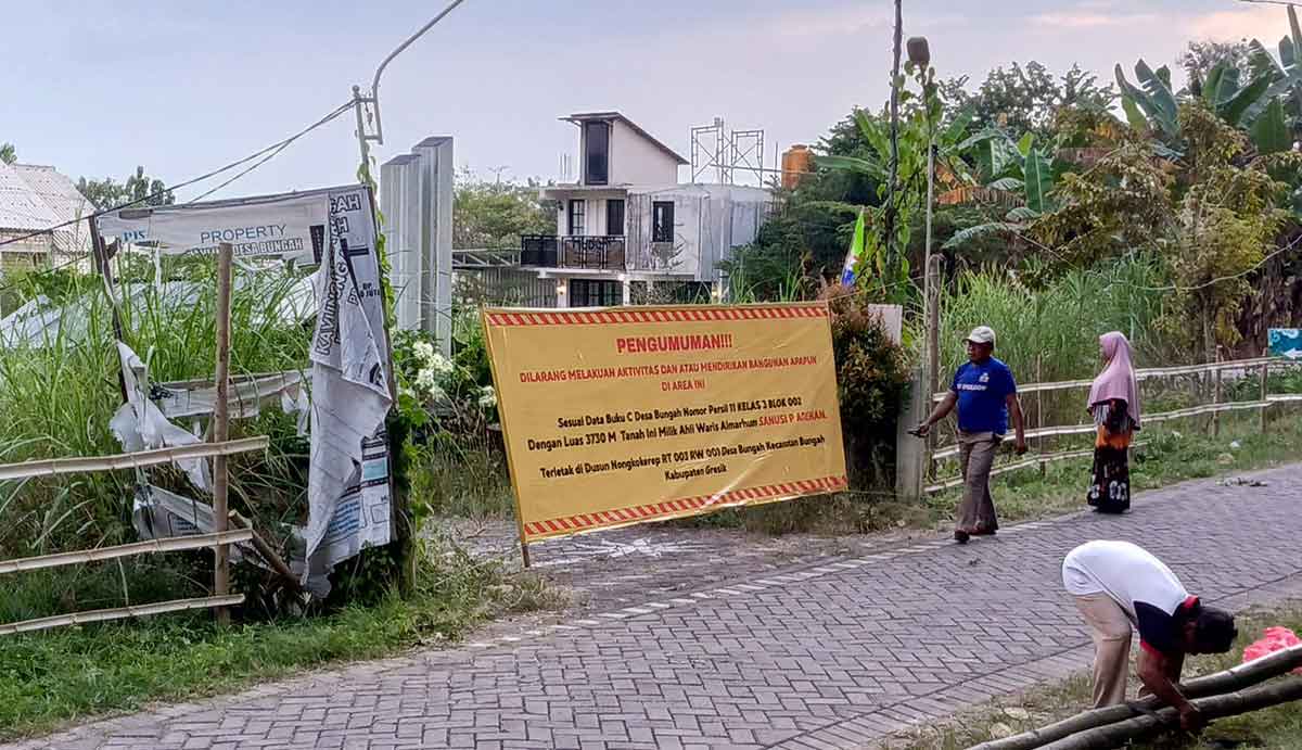 Jual Beli Tanah Rp3,5 M Belum Dilunasi Pengembang, Ahli Waris Pasang Spanduk