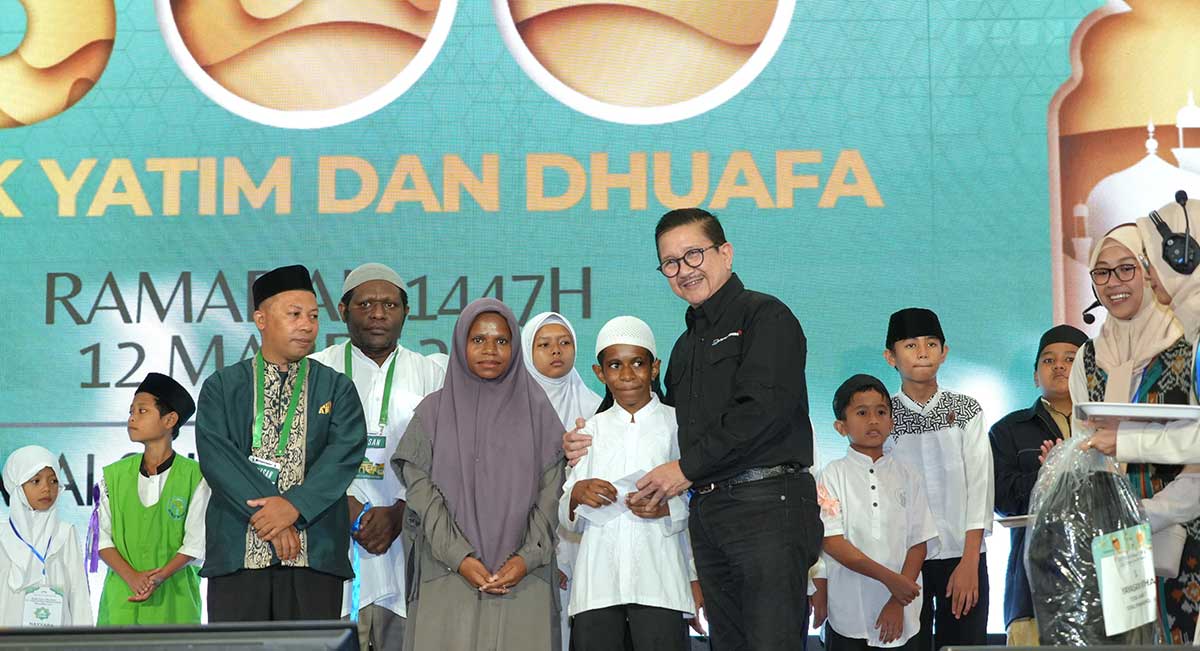 Presiden Direktur PTFI, Tony Wenas, menyerahkan secara simbolis perlengkapan sekolah dan santunan kepada anak yatim dan dhuafa di Jakarta. Foto: Ist