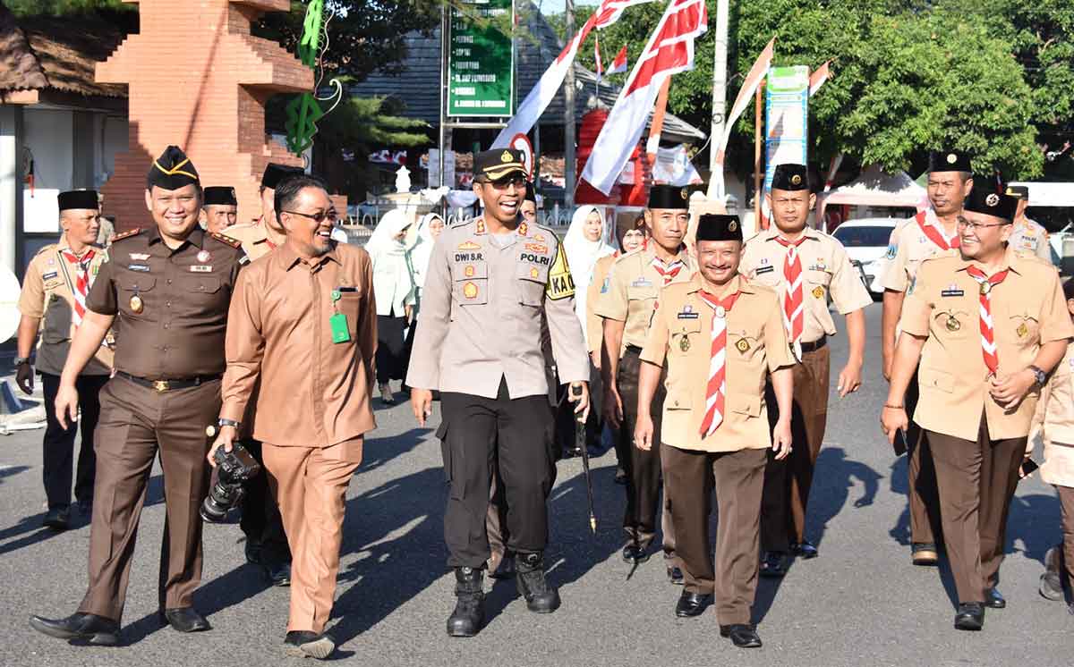 Bupati bersama Muspida Situbondo dan jajaran Majelis Pembina dan pengurus Gerakan Pramuka Kwarcab Situbondo saat menuju tempat upacara.