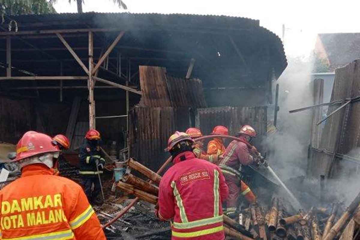 Petugas Damkar Kota Malang saat memadamkan api. Foto: Ist.