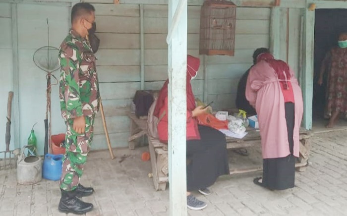 Cegah Penyebaran Covid-19, Anggota Koramil Kedunggalar Ngawi Imbau Warga Dukung Tracing