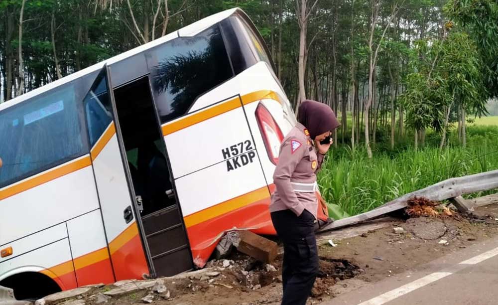 Kasatlantas Polres Kediri Kota AKP Andhini Puspa Nugraha saat berada di TKP dan koordinasi jajaran. Foto: Ist.