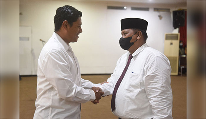 Wali Kota Kediri, Abdullah Abu Bakar (kiri), saat memberi ucapan selamat kepada Pulus Luhur Budi Prasetya yang baru dilantik sebagai kepala dinas sosial. Foto: Ist