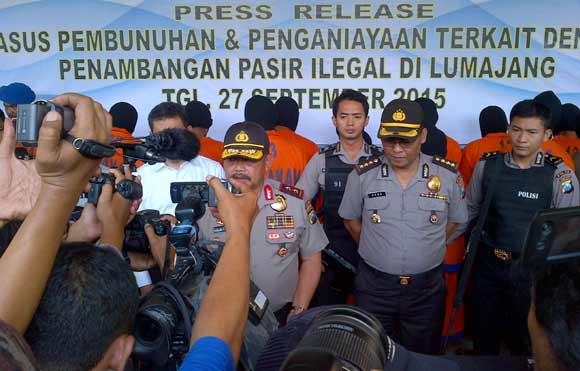 Kapolda memberikan keterangan ada 17 tersangka di tahan di Polda Jatim. foto: rusmiyanto/BANGSAONLINE