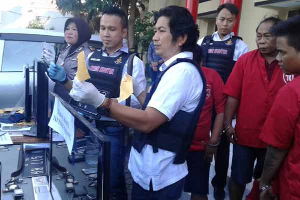 Kasatreskrim Polrestabes Surabaya menunjukkan barang bukti bersama tersangka. (foto: rusmiyanto/BANGSAONLINE)
