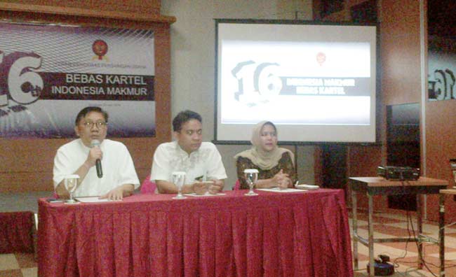 Kepala KPPU Pusat, Ir. Muhamad Nawir Messi saat memberikan keterangan. foto: RUSMIYANTO/ BANGSAONLINE
