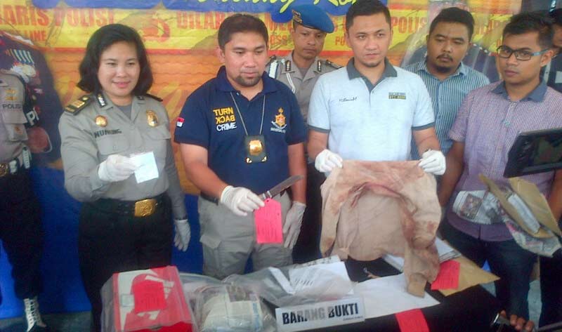 AKP Tatang Panjaitan, Kasat Reskrim, diapit Kasubag Humas Polres Malang Kota AKP Nunung, dan Kanit Reskrim, saat rilis perkara kasus pembunuhan di Mapolresta Malang. foto: iwan irawan/ BANGSAONLINE