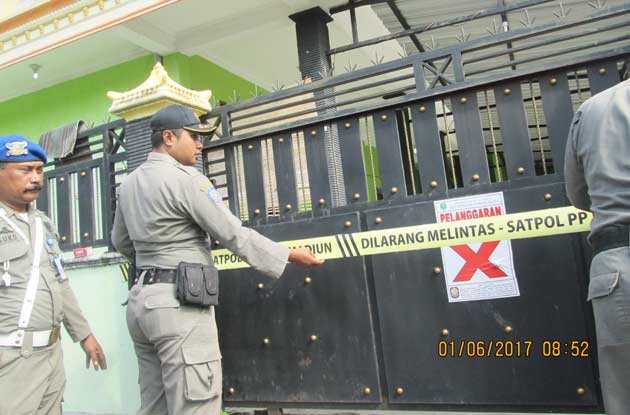 Petugas Satpol PP Kota Madiun saat menyegel rumah kos di Jakan Candi Sari. foto: HENDRO/ MADIUN