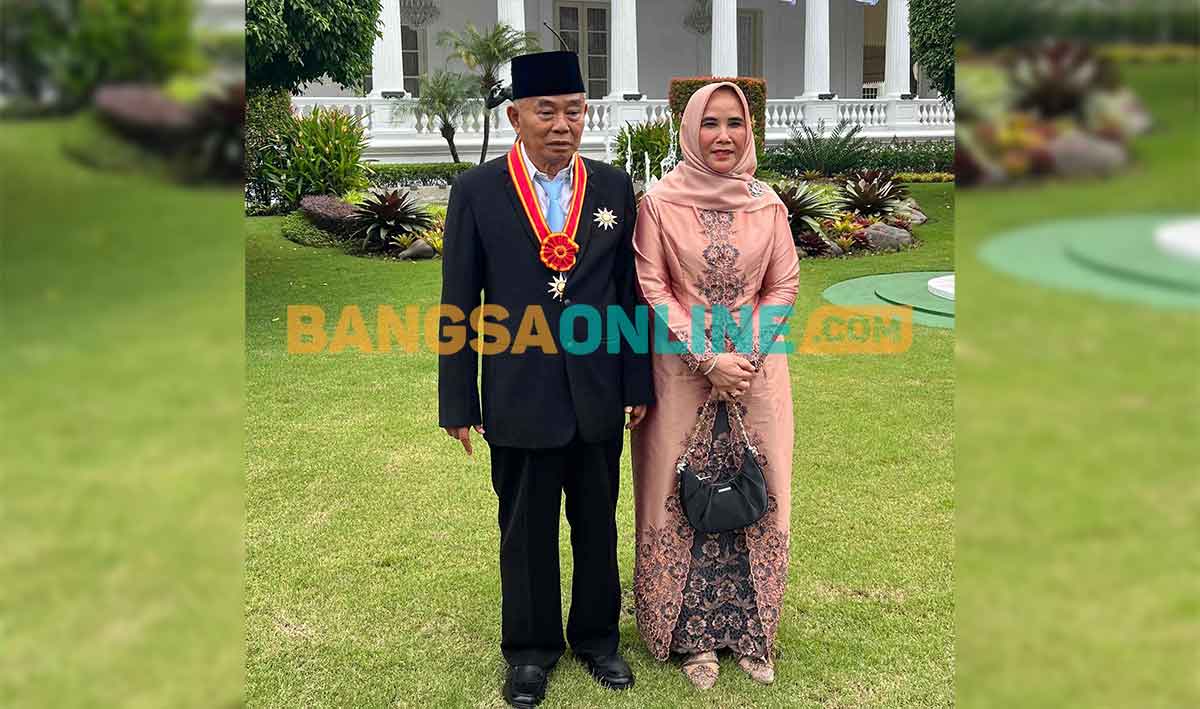 Prof Dr KH Asep Saifuddin Chalim, MA bersama istri tercintanya, Nyai Hj Alif Fadhilah di Istana Negara Jakarta, Senin (25/8/2025). Foto: BANGSAONLINE
