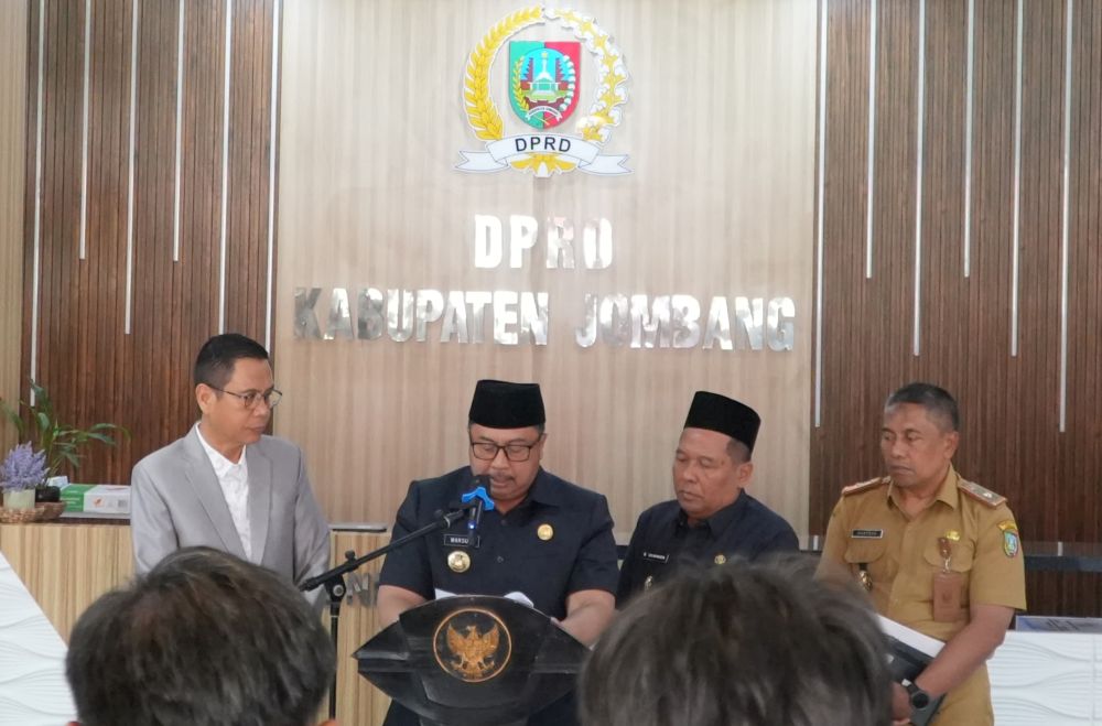 Bupati Jombang Warsubi saat jumpa pers