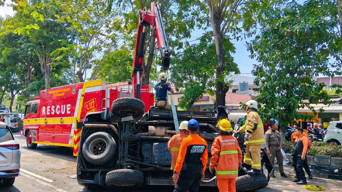 Evakuasi kendaraan yang terlibat kecelakaan di Surabaya.