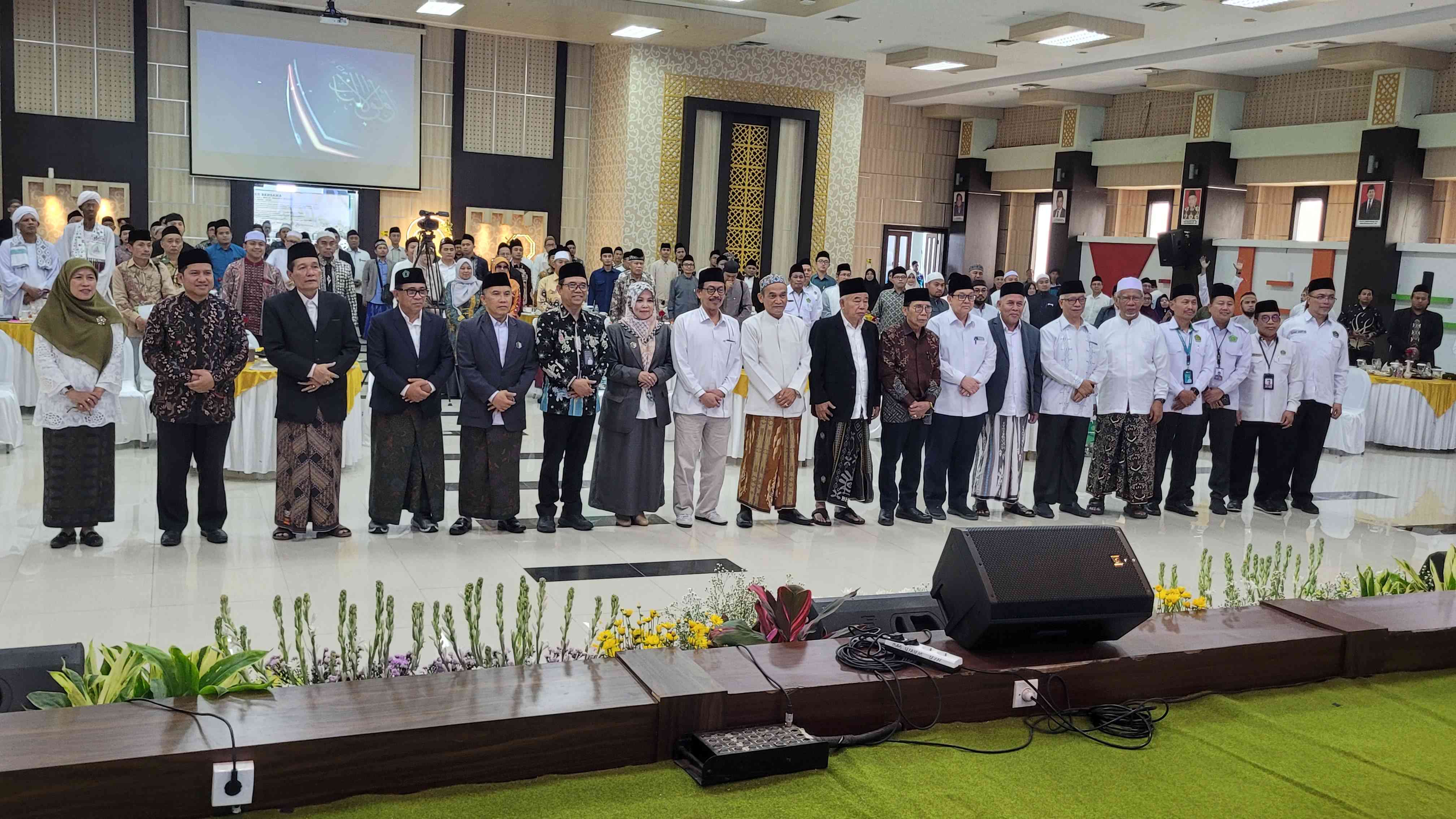 Prof Dr KH Asep Saifuddin Chalim, MA foto bersama seusai Halaqah Penguatan Kelembagaan Pendirian Direktorat Jenderal Pesantren di Universitas Islam Negeri (UIN) Maulana Malik Ibrahim Malang, Senin (24/11/2025). Foto: M. Mas