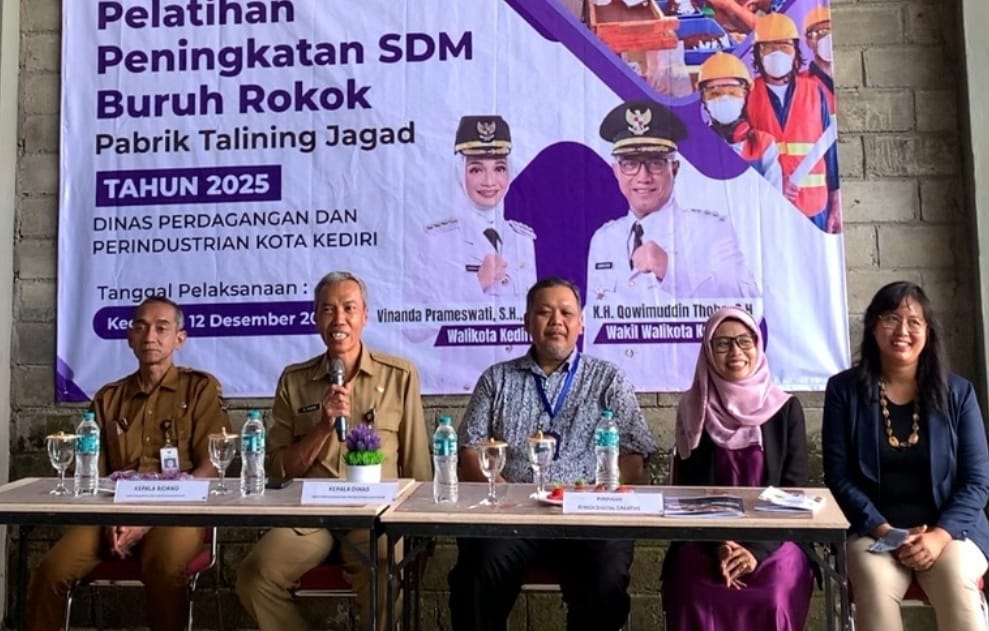 Moh. Ridwan, Kepala Dinas Perdagangan dan Perindustrian Kota Kediri saat memberi arahan. (Ist). 
