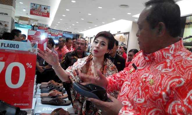 Wawali Suyitno didampingi Sunny Setiawan melihat produk sepatu usai meresmikan toko Matahari dan Sunrise Mall. foto: YUDI EP/ BANGSAONLINE