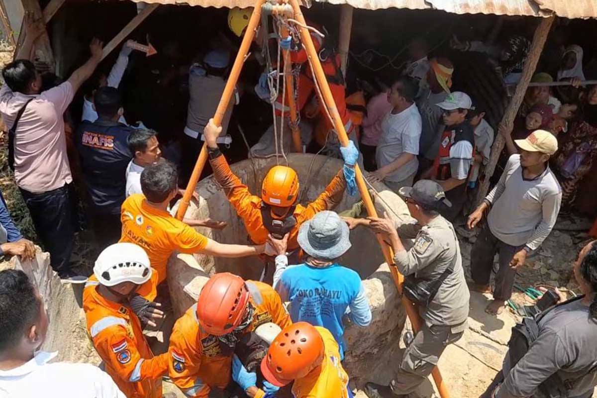 Proses evakuasi korban saat ditemukan meninggal dunia kekurangan oksigen di sumur.