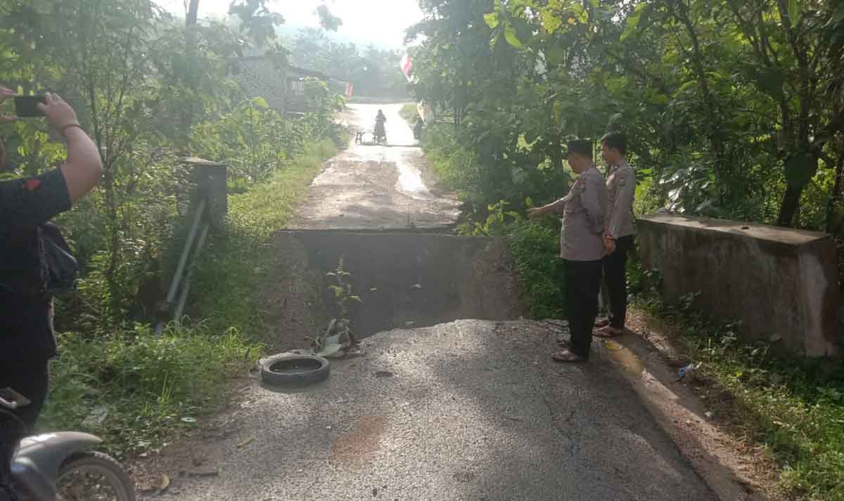 Petugas dari Polsek Kokop saat meninjau jembatan yang ambruk.